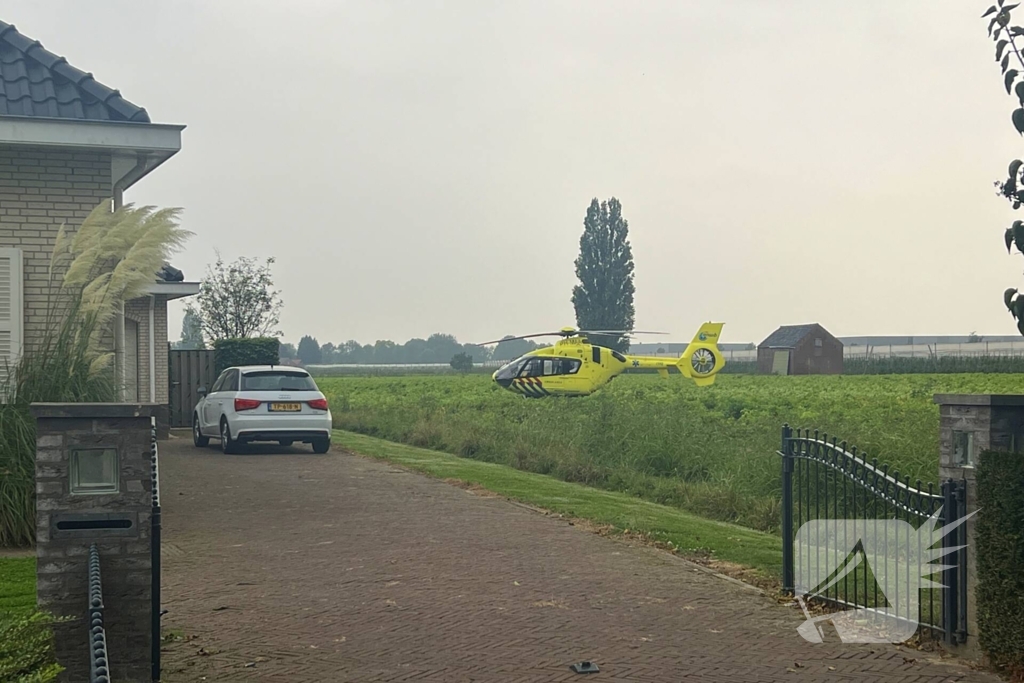 Traumahelikopter landt persoon in machine