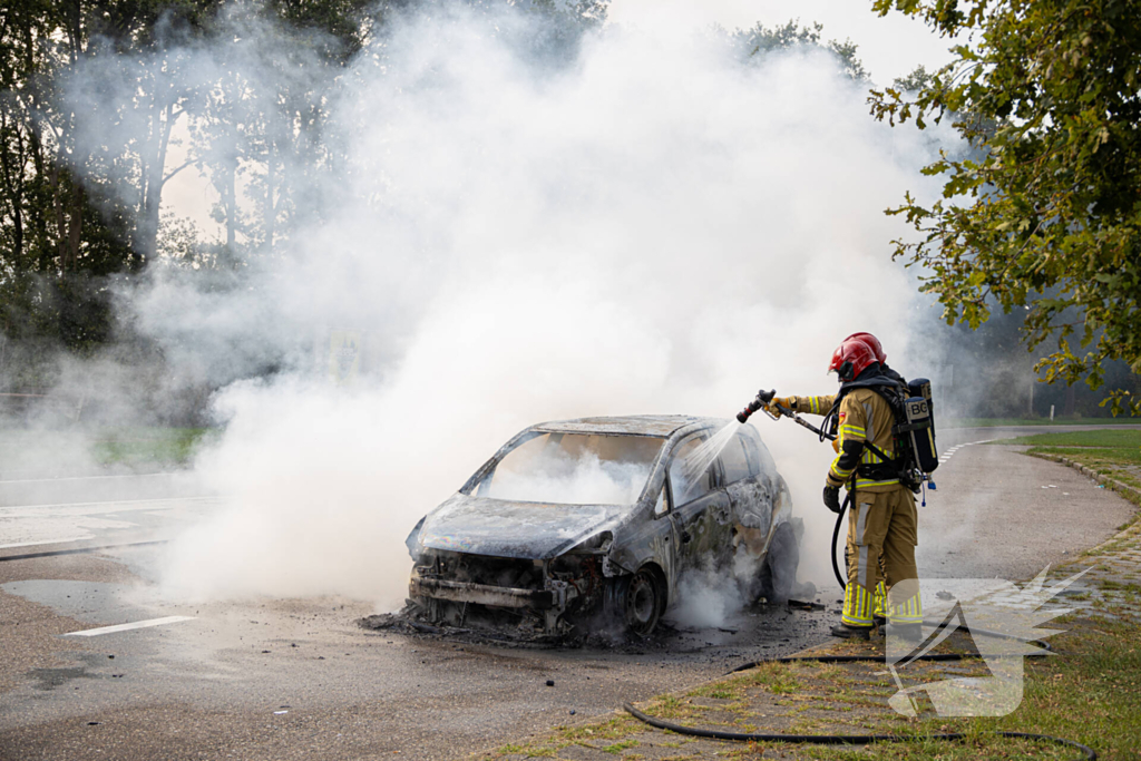 Personenwagen verwoest door brand