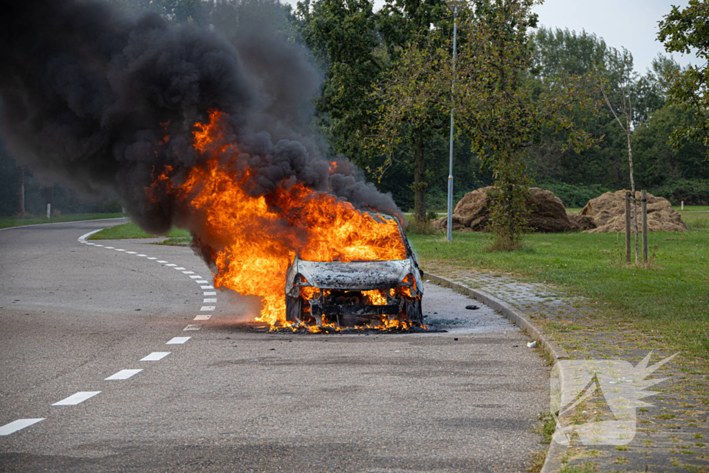 Personenwagen verwoest door brand