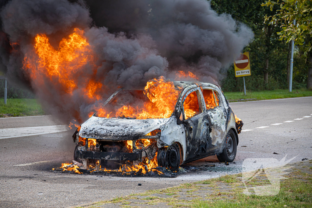 Personenwagen verwoest door brand