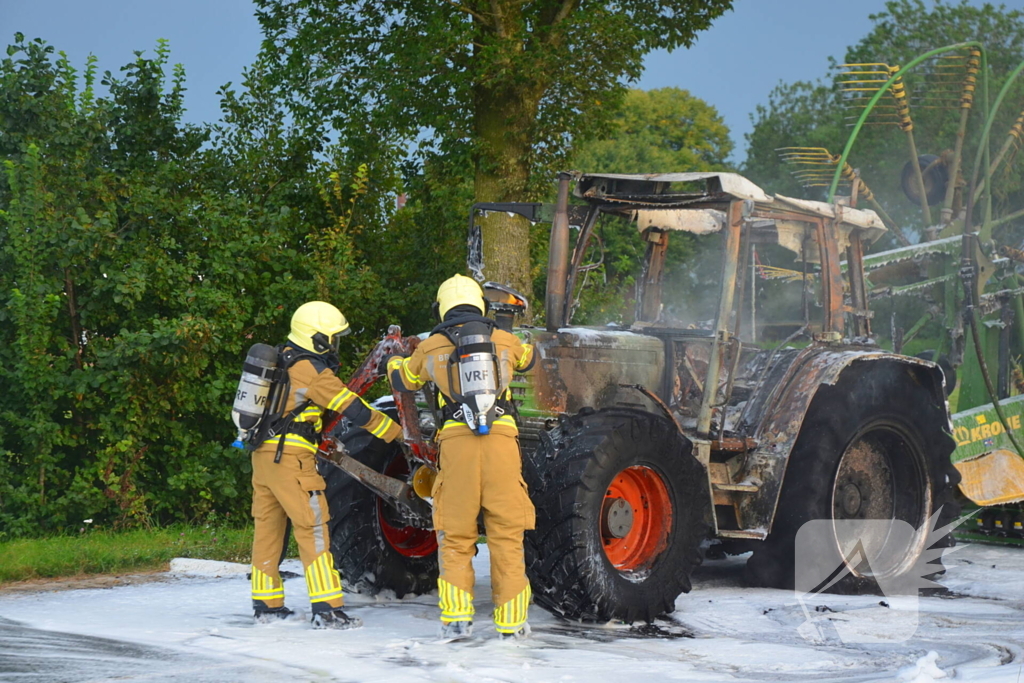 Tractor brandt volledig uit