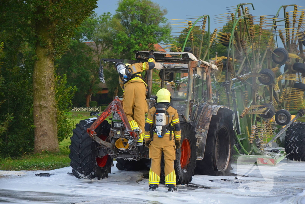 Tractor brandt volledig uit