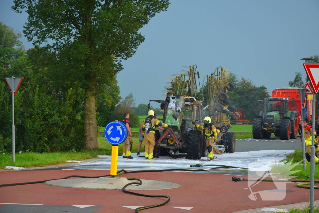 Tractor brandt volledig uit