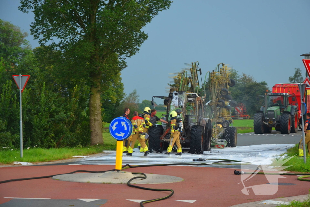 Tractor brandt volledig uit