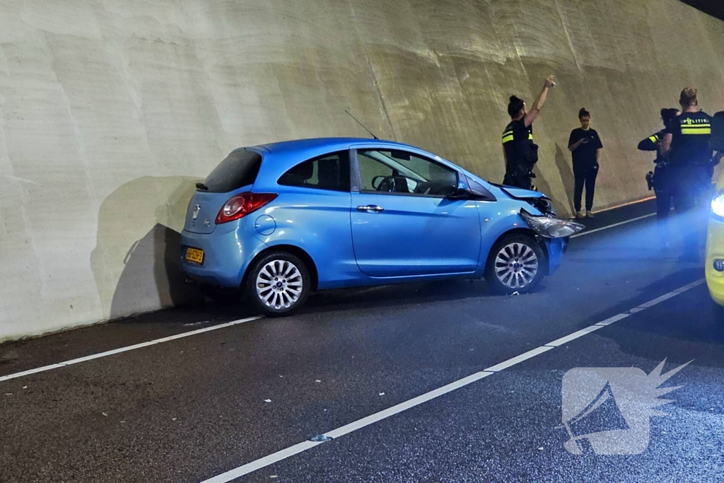 Auto botst op betonnen wand