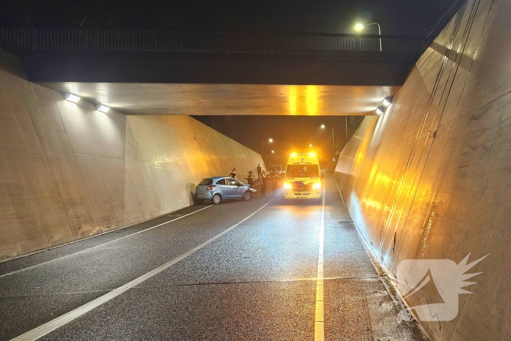 Auto botst op betonnen wand