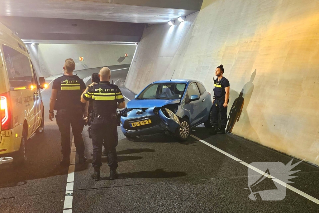 Auto botst op betonnen wand