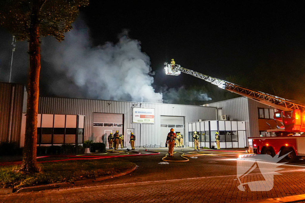 Blusrobot ingezet bij zeer grote brand in bedrijfspand