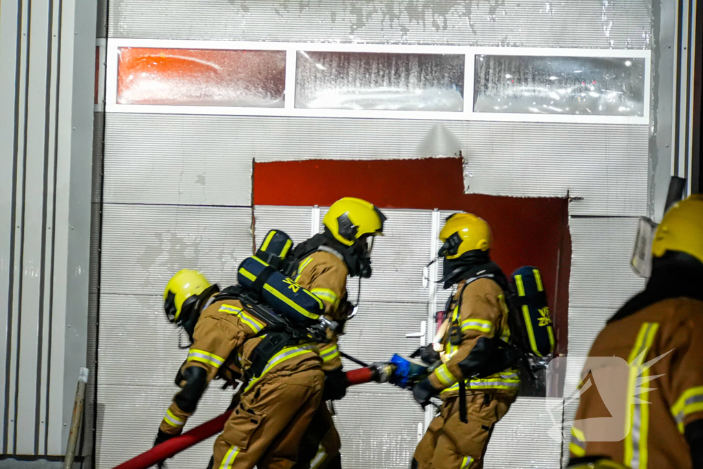 Blusrobot ingezet bij zeer grote brand in bedrijfspand