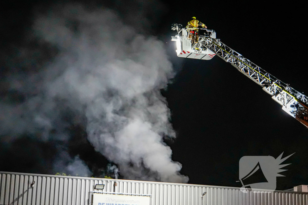 Blusrobot ingezet bij zeer grote brand in bedrijfspand