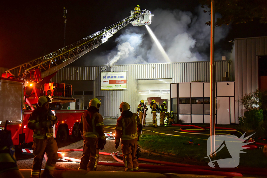 Blusrobot ingezet bij zeer grote brand in bedrijfspand