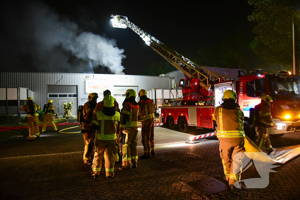 Blusrobot ingezet bij zeer grote brand in bedrijfspand