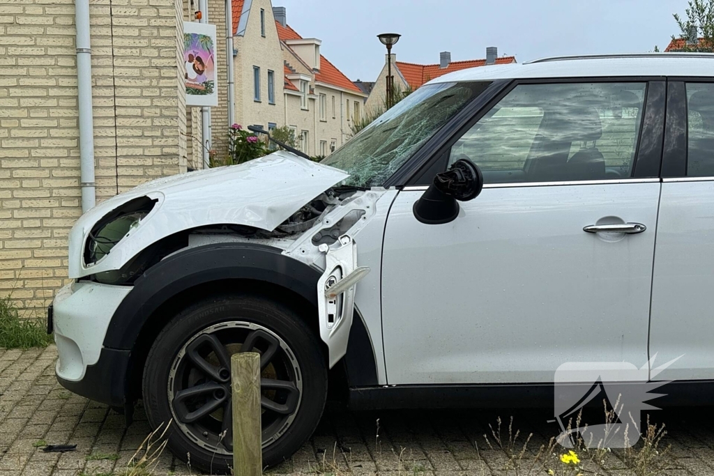 Auto zwaar beschadigd na explosie