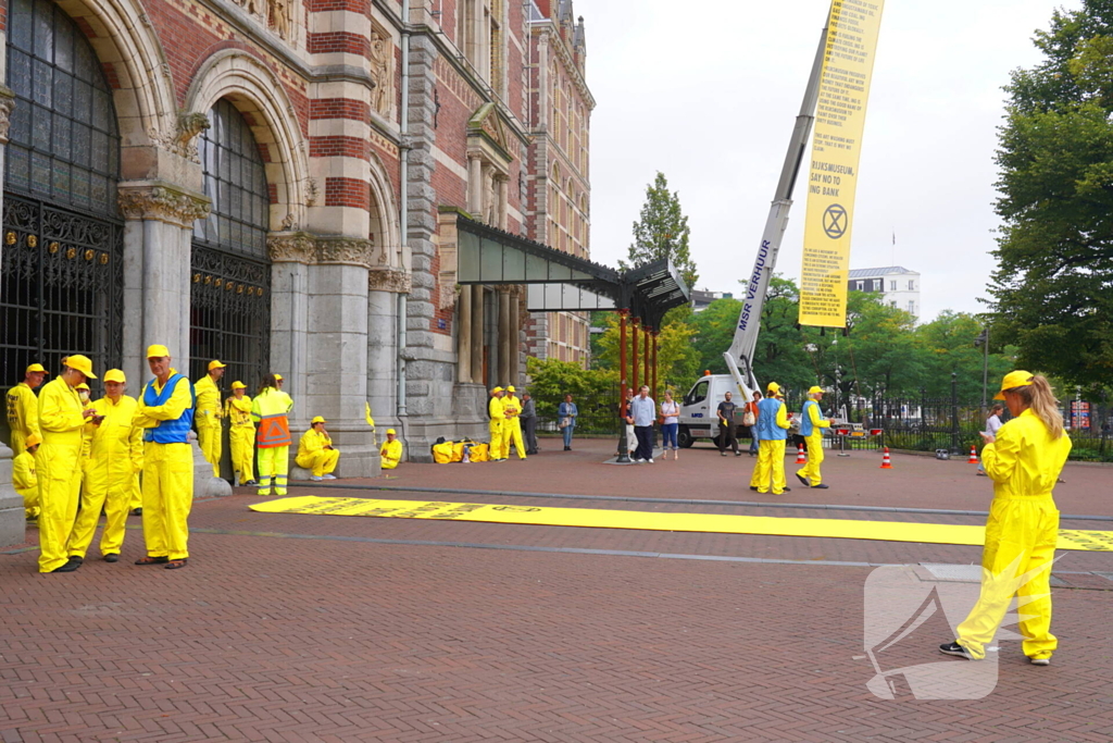 Rijksmuseum dicht wegens blokkade XR, politie treedt op