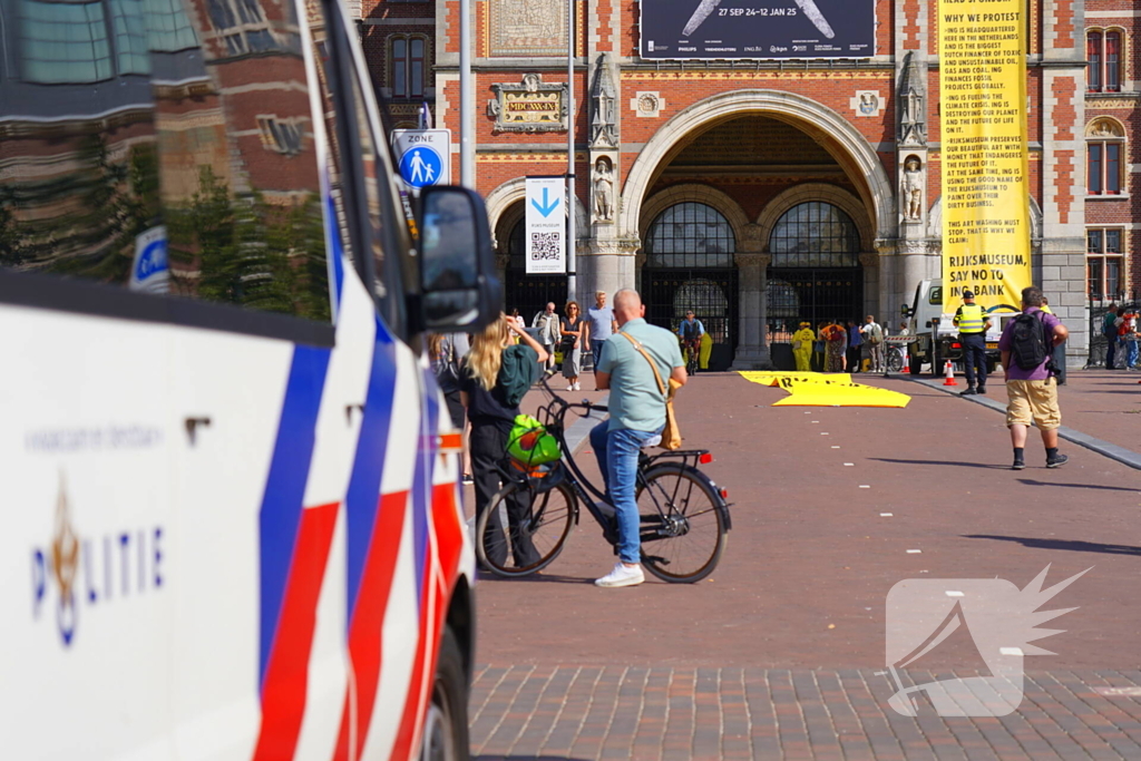 Rijksmuseum dicht wegens blokkade XR, politie treedt op