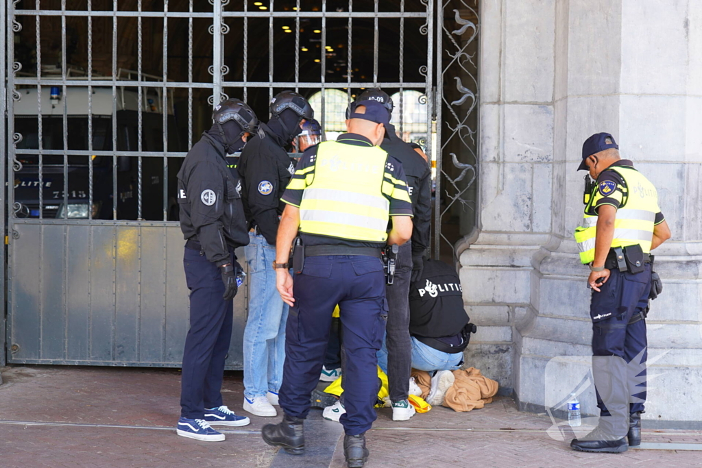 Rijksmuseum dicht wegens blokkade XR, politie treedt op