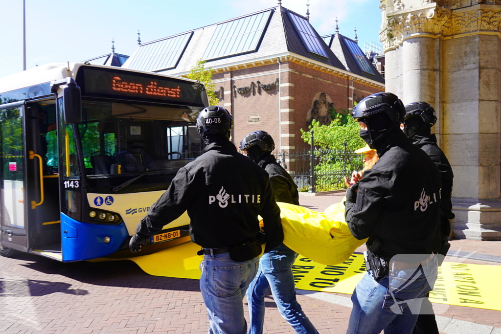 Rijksmuseum dicht wegens blokkade XR, politie treedt op