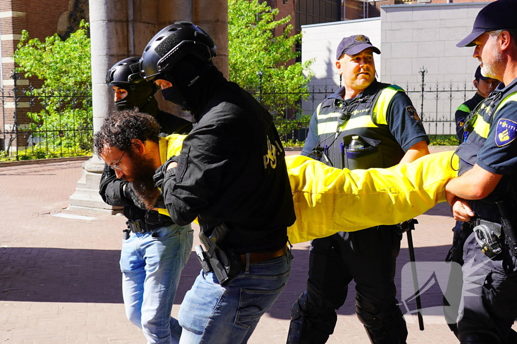 Rijksmuseum dicht wegens blokkade XR, politie treedt op