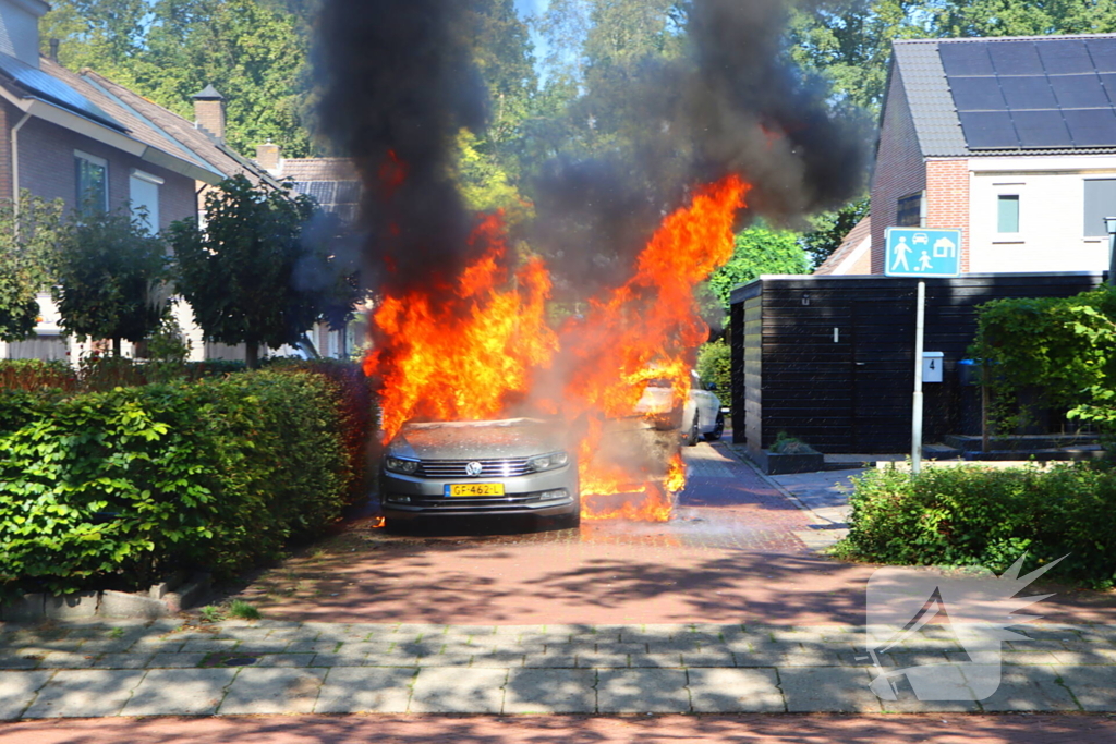 Felle autobrand slaat over naar heg