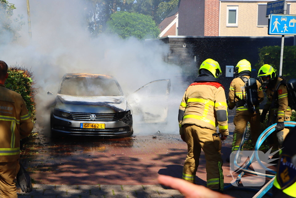 Felle autobrand slaat over naar heg