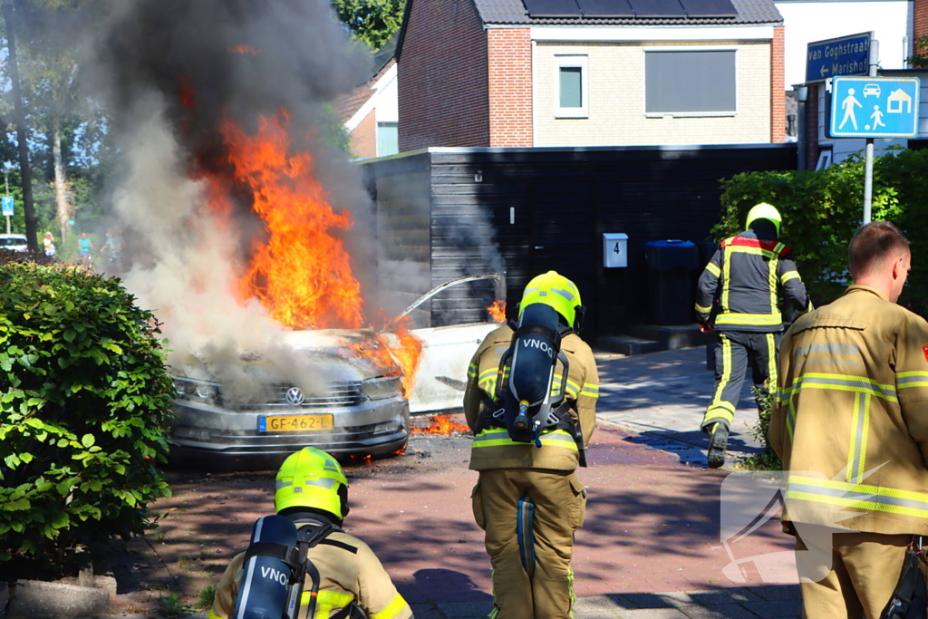 Felle autobrand slaat over naar heg