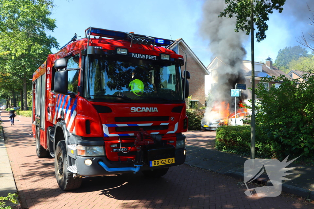 Felle autobrand slaat over naar heg