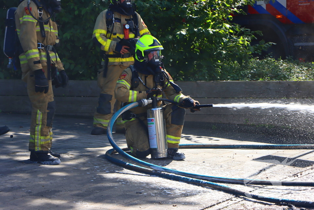 Felle autobrand slaat over naar heg