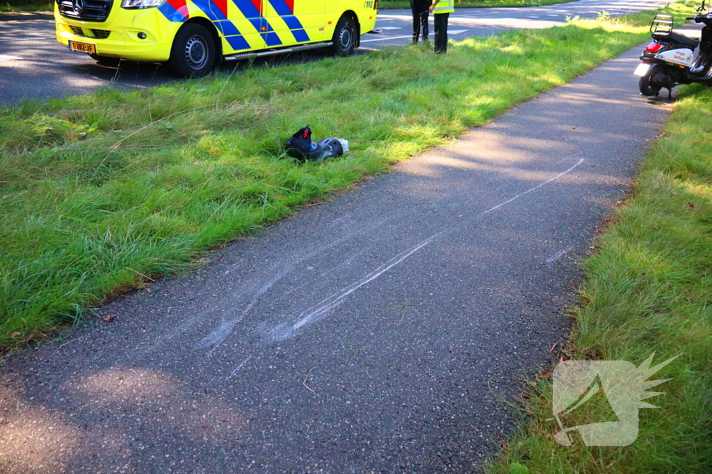 Opzittenden snorfiets ten val bij eenzijdig ongeval