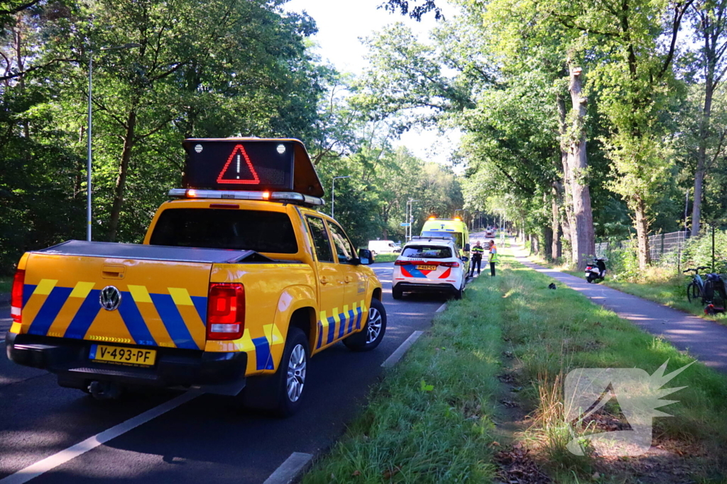 Opzittenden snorfiets ten val bij eenzijdig ongeval