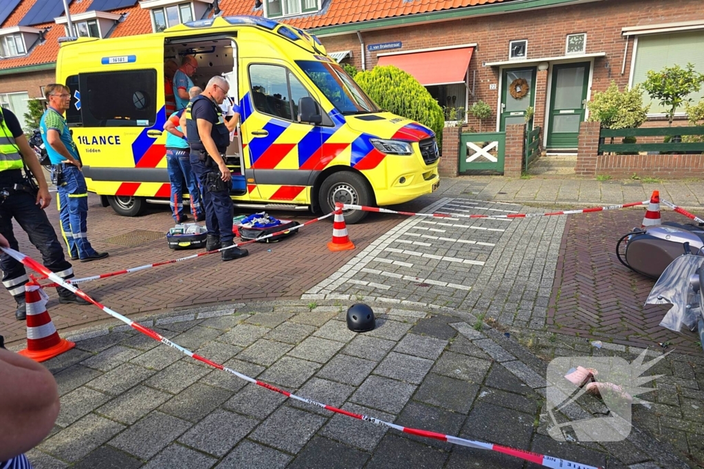 Scooterrijder zwaargewond bij botsing met bestelbus