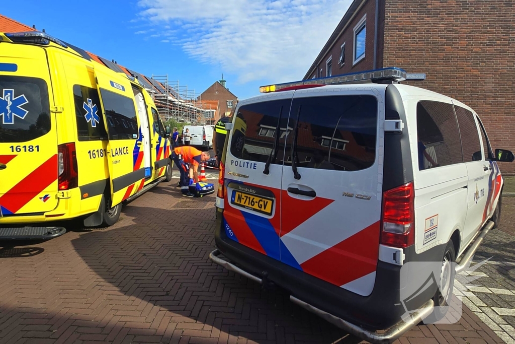 Scooterrijder zwaargewond bij botsing met bestelbus