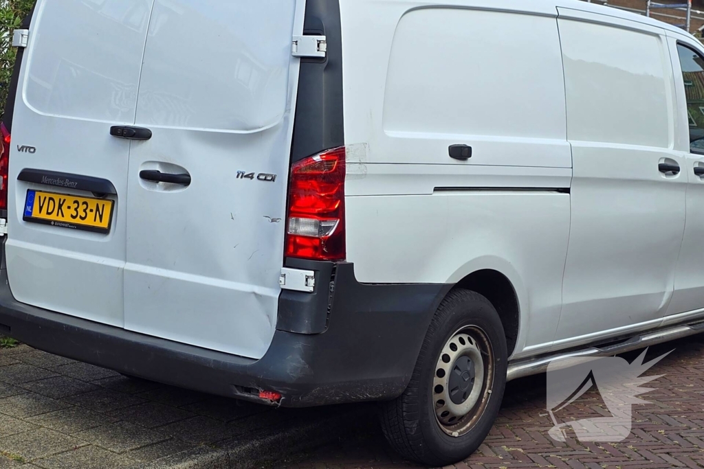 Scooterrijder zwaargewond bij botsing met bestelbus