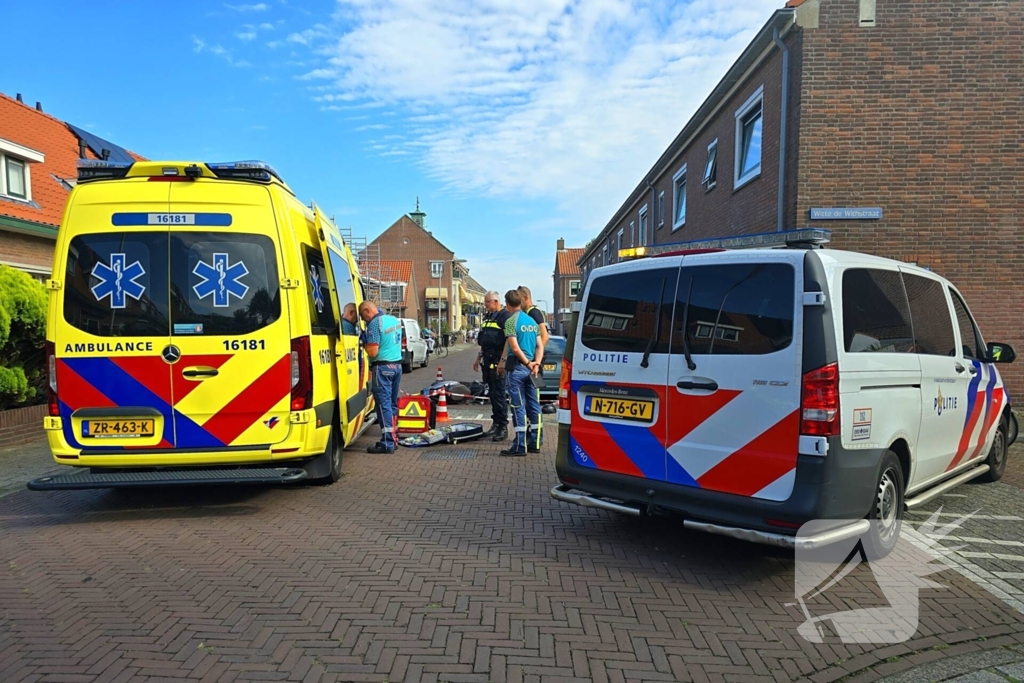 Scooterrijder zwaargewond bij botsing met bestelbus