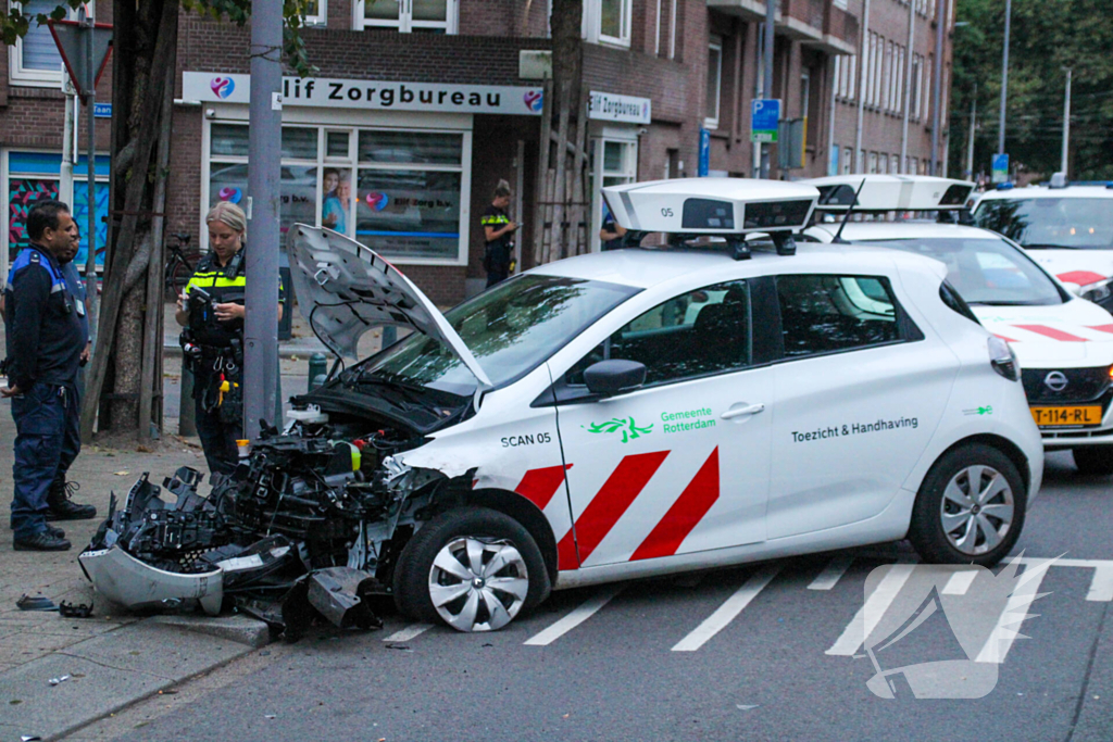 Scanauto gemeente klapt tegen lantaarnpaal na botsing