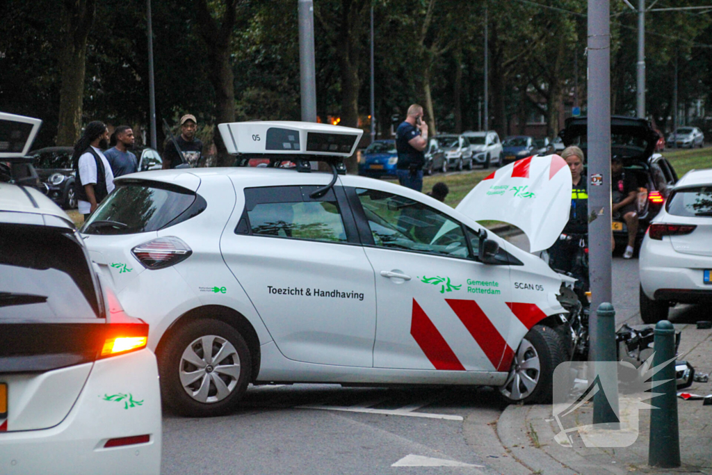 Scanauto gemeente klapt tegen lantaarnpaal na botsing