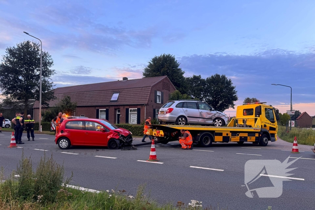 Twee gewonden nadat auto's op elkaar klappen