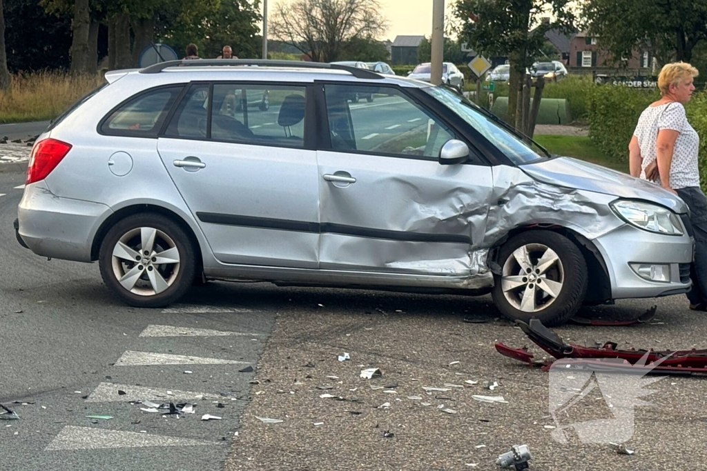 Twee gewonden nadat auto's op elkaar klappen