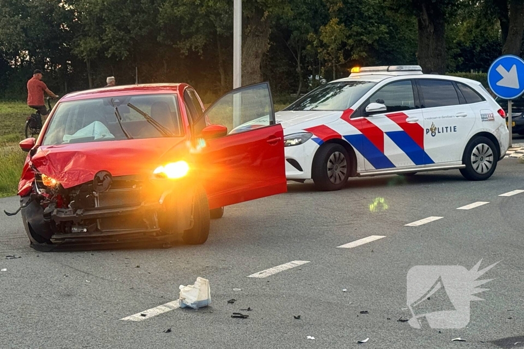 Twee gewonden nadat auto's op elkaar klappen