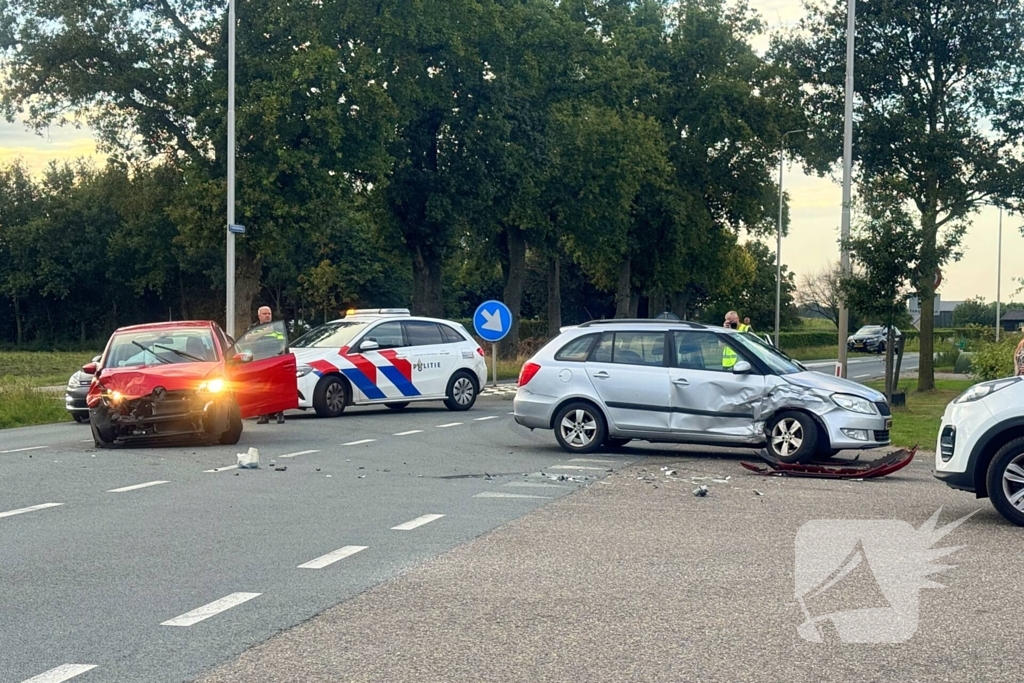 Twee gewonden nadat auto's op elkaar klappen