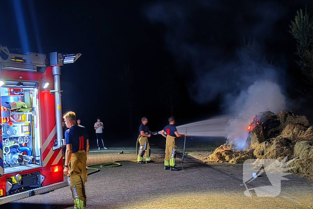 Hooibalen vliegen in brand