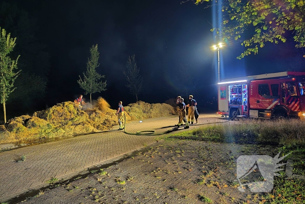 Hooibalen vliegen in brand