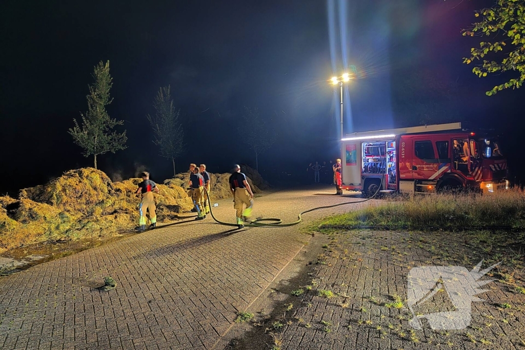 Hooibalen vliegen in brand