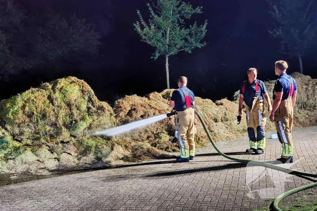 Hooibalen vliegen in brand