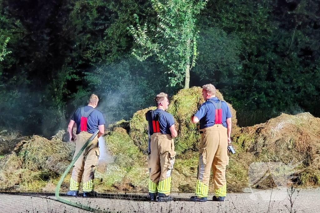 Hooibalen vliegen in brand