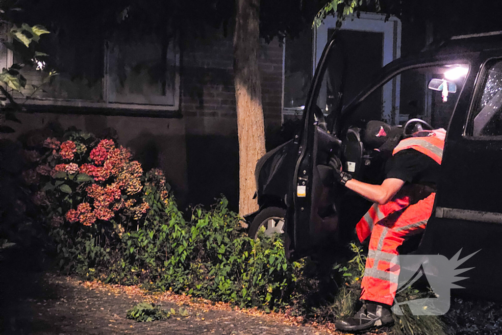 Vlucht voor politie eindigt tegen boom