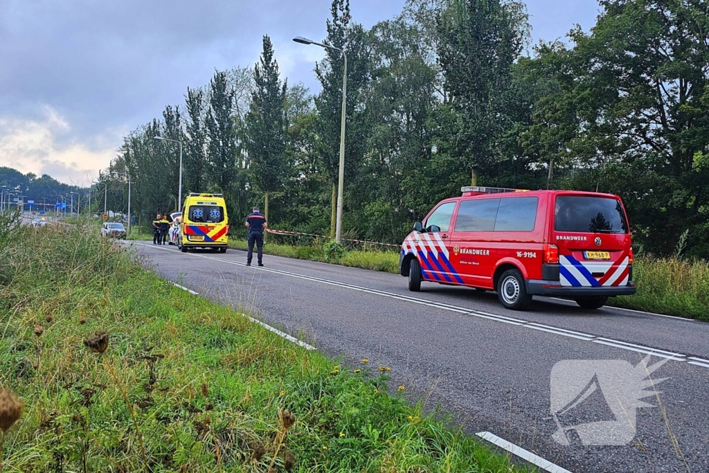 Overleden persoon aangetroffen in de berm