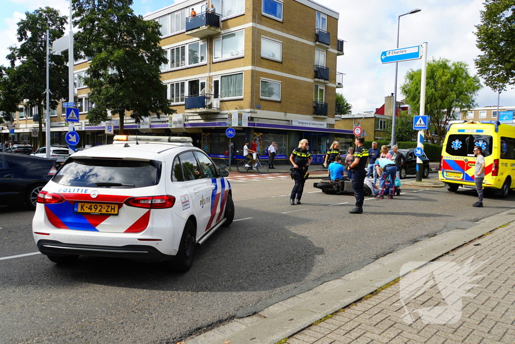 Scooter met twee opzittenden aangereden door automobilist