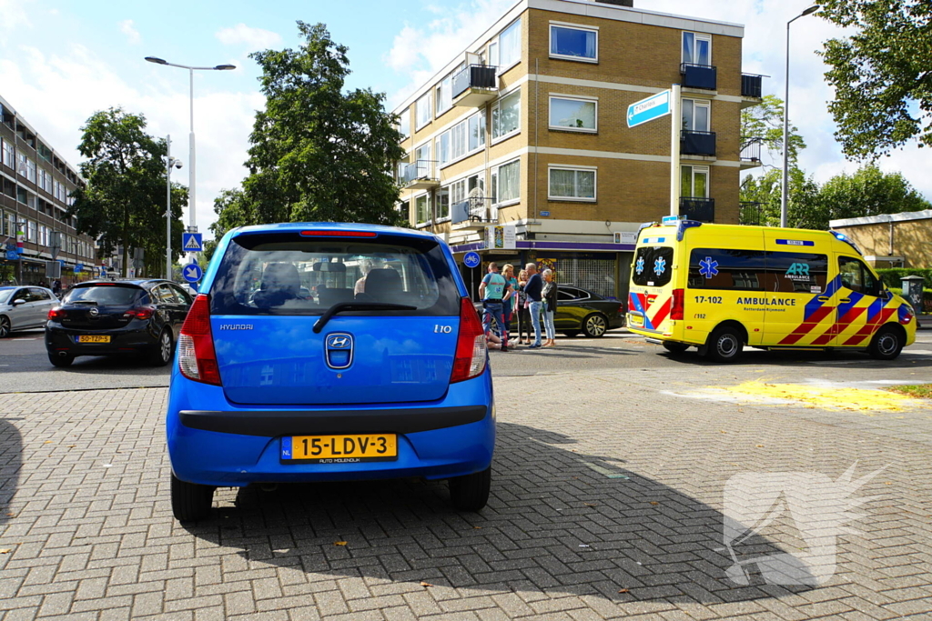 Scooter met twee opzittenden aangereden door automobilist