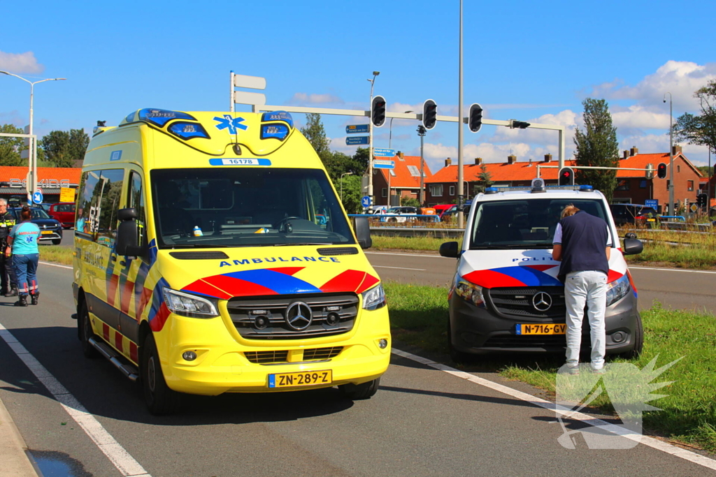 Twee voertuigen botsen op achterop elkaar