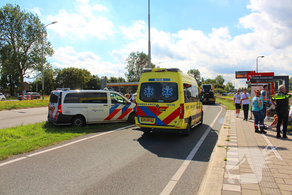 Twee voertuigen botsen op achterop elkaar